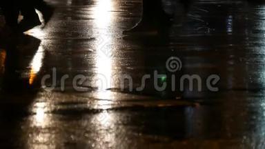 行人在夜间穿过<strong>街道</strong>，雨中镜头耀斑击中<strong>摄影</strong>师的背景。 <strong>城市</strong>生活。
